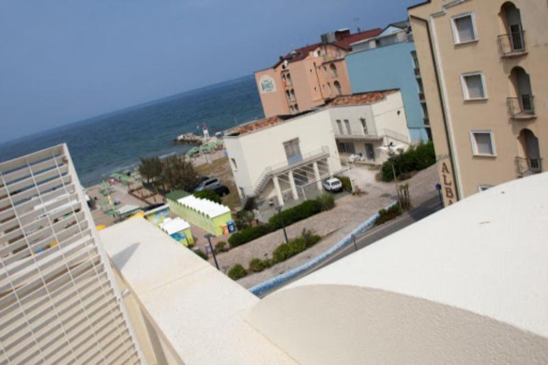 Hotel Merano Misano Adriatico Esterno foto