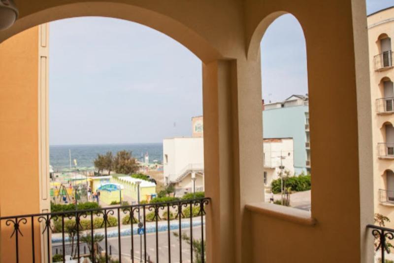 Hotel Merano Misano Adriatico Esterno foto
